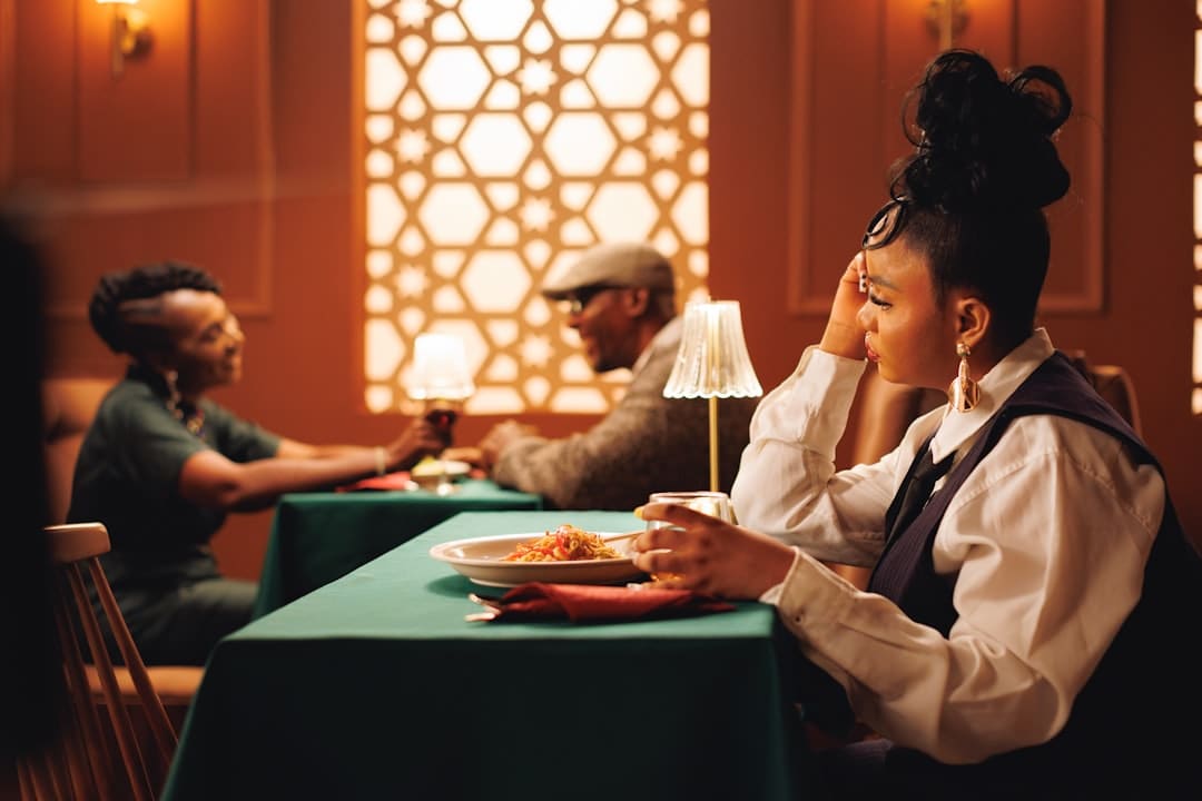 杨默依全新EP《不率直》正式官宣 首波主打曲《昙花》诠释惋惜美学